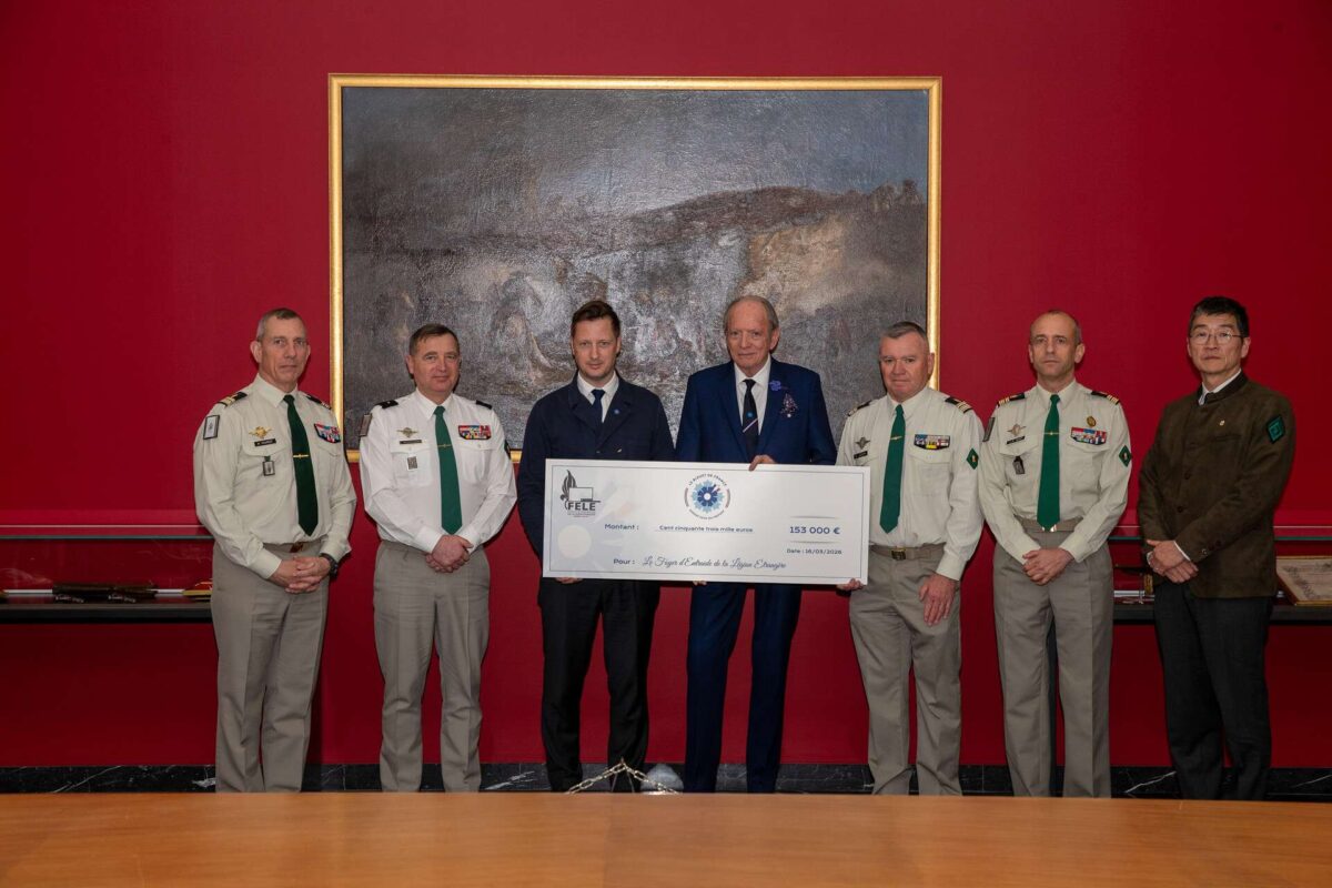 Remise de chèque à la Légion étrangère