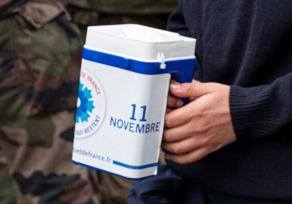 A l'occasion de la campagne de l'oeuvre nationale du Bleuet, madame Nathalie Naville, adjointe au directeur de l'ONACVG de Meurthe-et-Moselle, s'est rendue sur la BA 133 le mercredi 9 novembre 2022, accompagnée de 4 lycéens volontaires SNU.