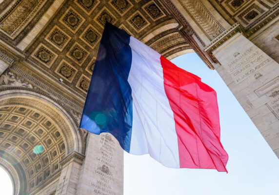 Arc de Triomphe avec un drapeau français au vent