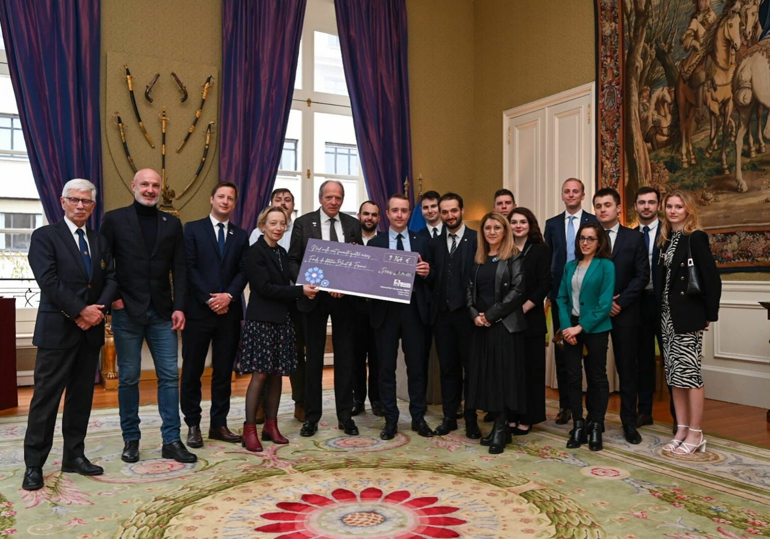 Les jeunes de l'IHEDN remettent un cheque au Bleuet de France (3)
